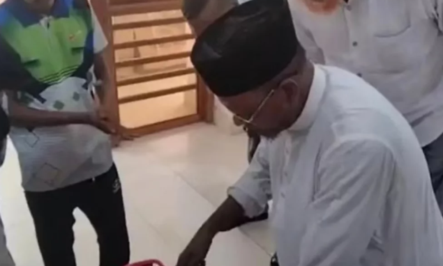 সরকারি সাইকেল নাতনিকে দেওয়ার অভিযোগ, সমালোচনার মুখে ফেরত দিল...